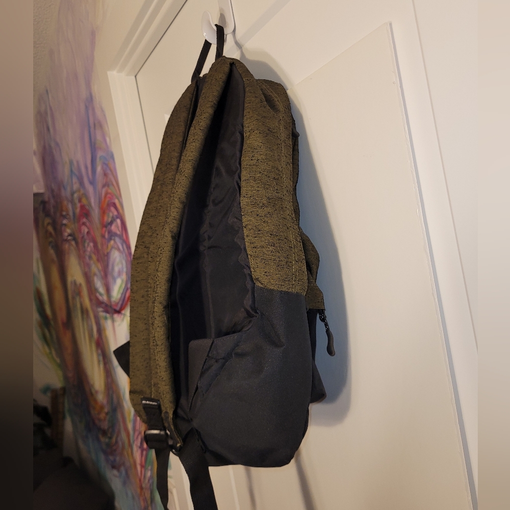 Green backpack - Picture 5 of 9